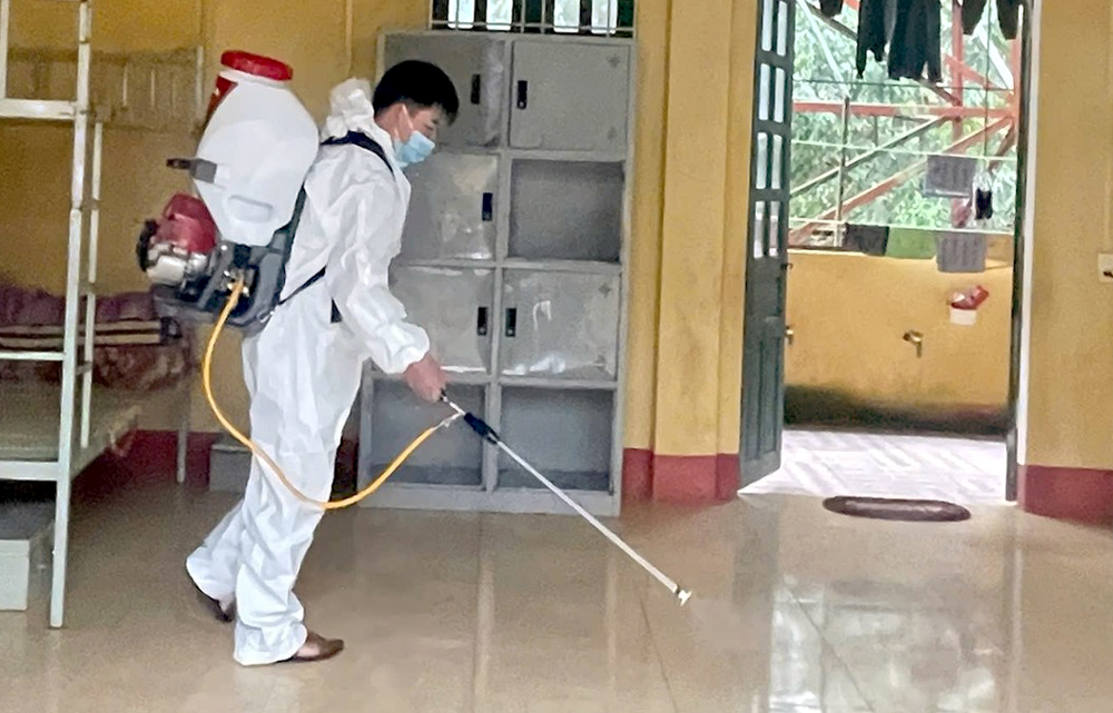 Cán bộ y tế xử lý môi trường, không để dịch bệnh lây lan, bùng phát.